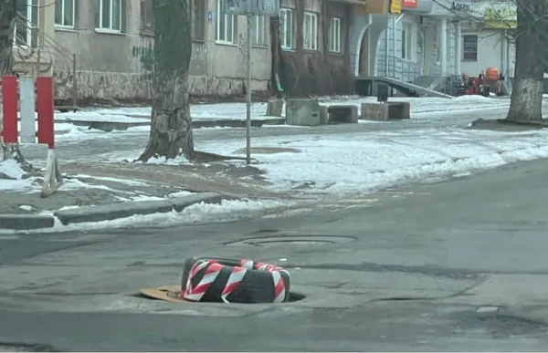 У центрі Луцька комунальники перегородили дорогу: ремонтують люки (фото)