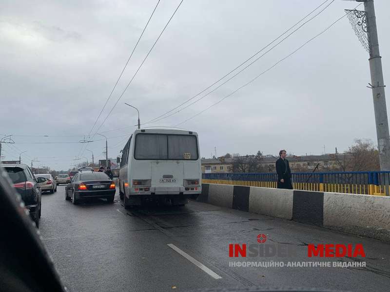 У Луцьку – ДТП на шляхопроводі: зіткнулися автобус і «мерседес» (фото)
