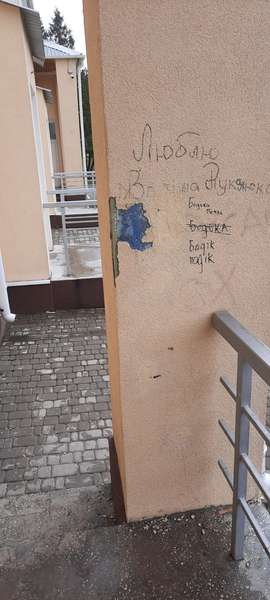 Зламані перила, пошкоджені стіни й двері: у Княгининку невідомі регулярно нищать Будинок культури (фото)