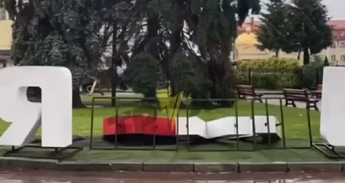Буревій повалив напис «Я ❤️ Луцьк» в центрі міста (відео)