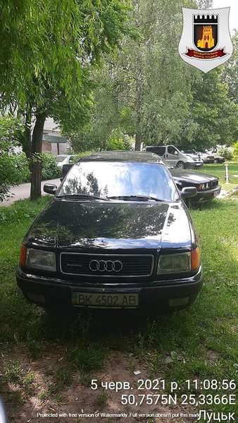 У Луцьку в одному дворі 27 авто стояли на газонах (фото)
