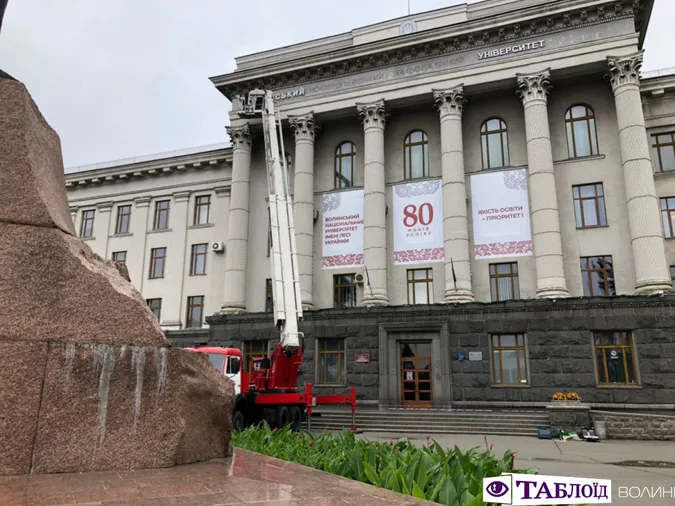 На головному корпусі ВНУ змінюють вивіску (фото)