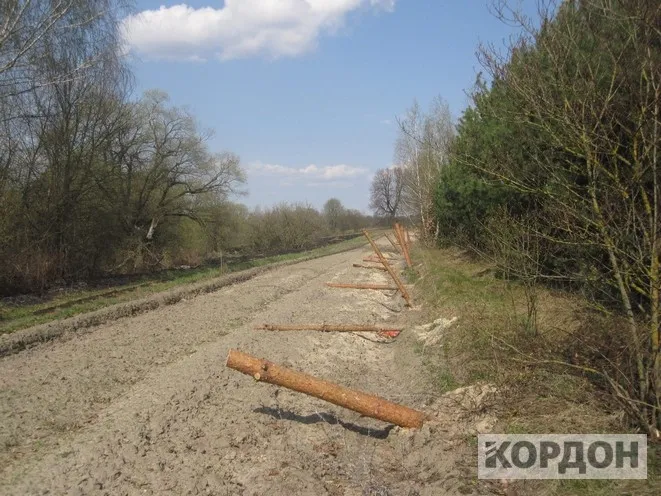 На Волині пошкодили кілометр прикордонної огорожі (фото)