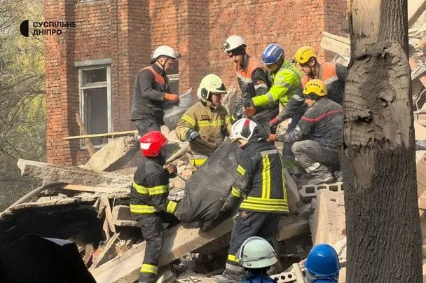 Масована атака по Дніпру: з-під руїн будинку дістали перші два тіла