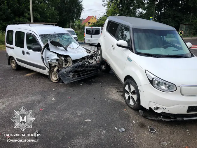 Відірвало причеп: у Луцьку «рено» протаранив лавету (фото, відео)