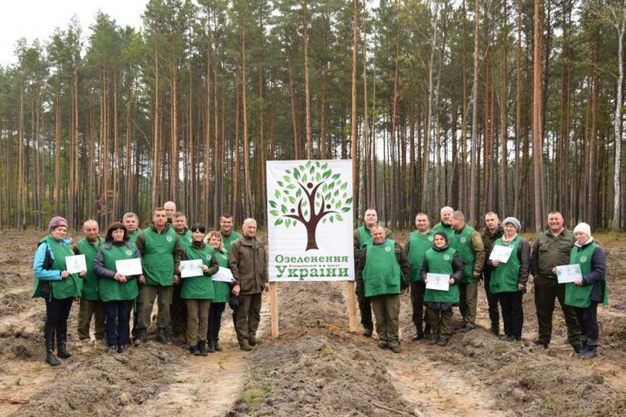 Мільйон дерев за добу: по всій Волині лісівники й волонтери долучилися до акції (фото)