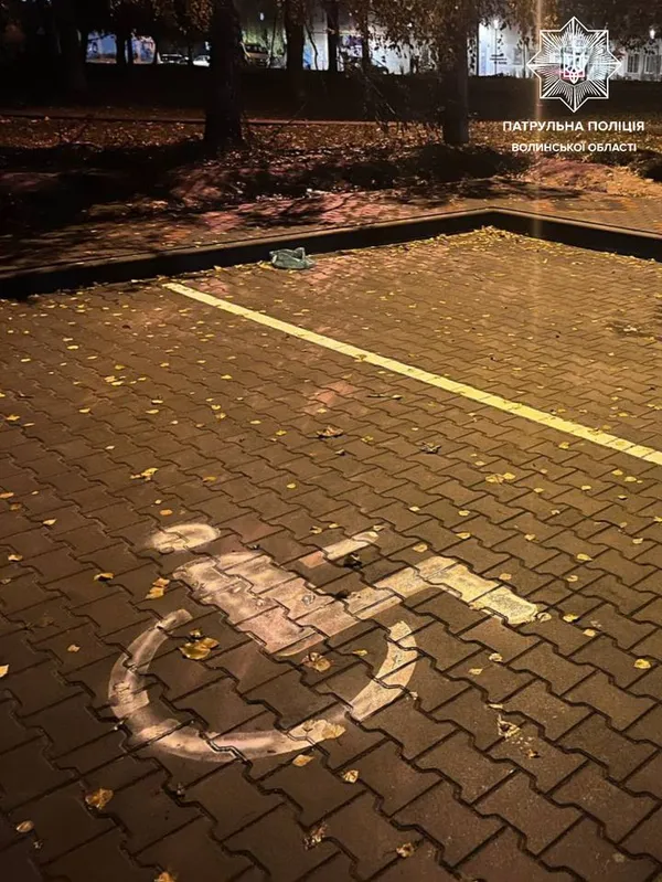 У Луцьку жінка-хуліганка замалювала розмітку паркомісця для осіб з інвалідністю (фото)