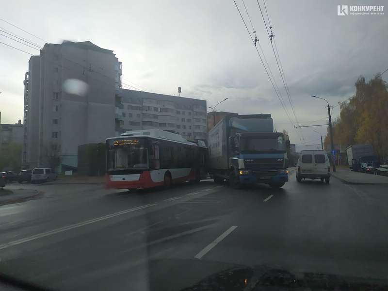 У Луцьку зіткнулися тролейбус і вантажівка (фото, відео)