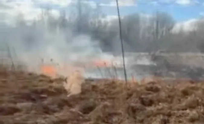 На Волині люди ледь не спалили залізничну колію (відео)