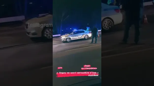 У Луцьку на вулиці Ківерцівській автомобіль влетів у відбійник (відео)