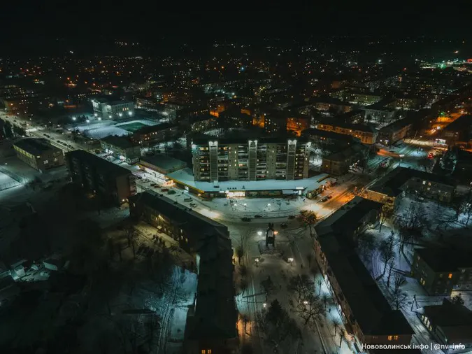 Як виглядає засніжене волинське місто з висоти вночі (фото)