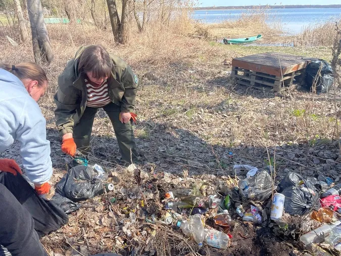 На Волині б'ють на сполох через гори  сміття на берегах озера (фото)