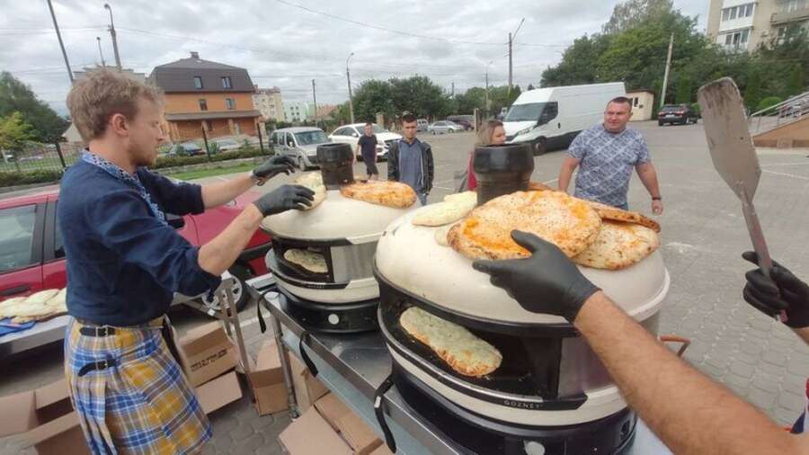 До Луцька приїхали піца-мобілі: смакотою пригощали переселенців (фото, відео)