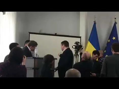 На сесії Луцькради – скандал: викликали поліцію (фото, відео, оновлено)