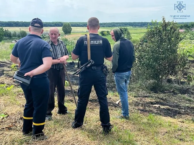 У Боголюбах пенсіонер випадково підпалив сусідський город (фото)