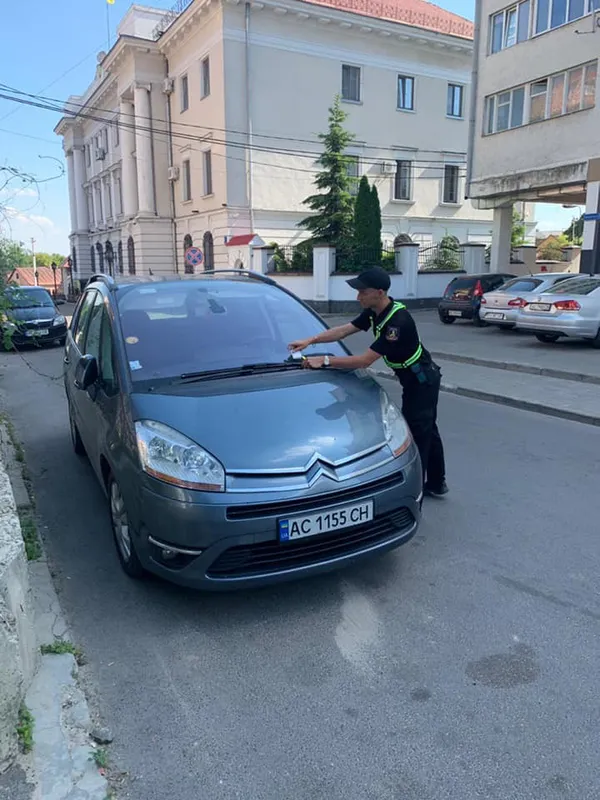 Інспектори з паркування почали ловити «автохамів» у спальних районах Луцька