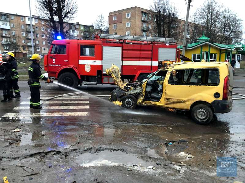 У Нововолинську автомобіль влетів у дерево: загинув священник (фото)