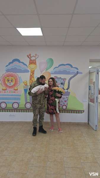 Зворушлива мить: у луцькому перинатальному військовий зустрів новонароджену донечку (фото)