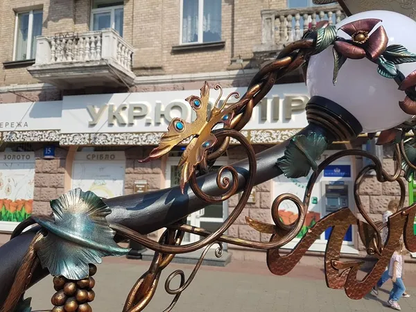 У Луцьку лавку «закоханих ліхтарів» повернули на місце  (фото)