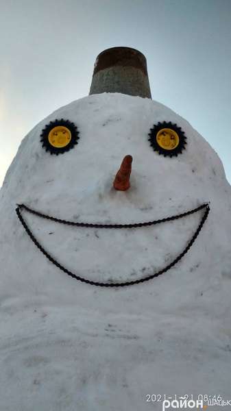 Очі – з коліс, усмішка – з ланцюга: у селі на Волині зліпили величезного сніговика (фото)