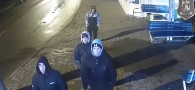 У Луцьку розшукали підлітків, які вкрали камеру на зупинці