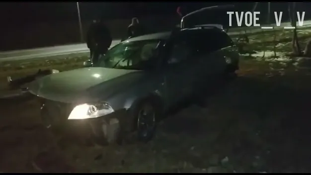 Відірвало колеса: у Володимирі автомобіль влетів у острівець безпеки (відео)