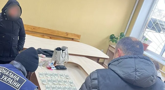 На Сумщині на хабарі у $3000 затримали працівницю ТЦК (фото)