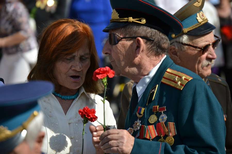 Мовчки та зі сльозами: у Луцьку вшанували пам'ять жертв Другої світової війни (фото)