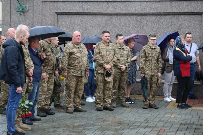 У Луцьку попрощалися із загиблим під Роботиним офіцером Тарасом Пархомуком (фото)