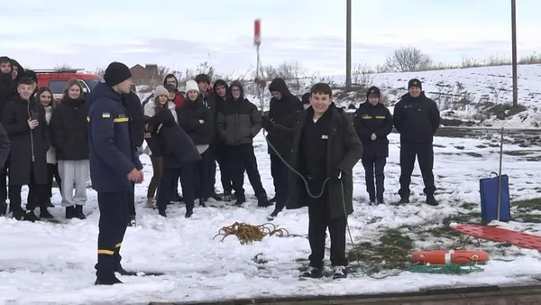 Під Луцьком рятувальники вчили школярів, як допомогти людині на кризі