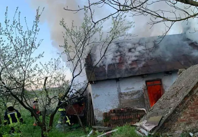 Коротке замикання: біля Луцька горіла господарська споруда (фото)