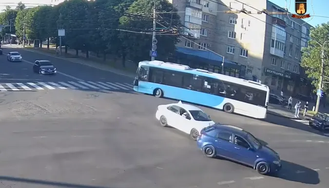 У Луцьку автохам зухвало «підрізав» навчальне авто (відео)