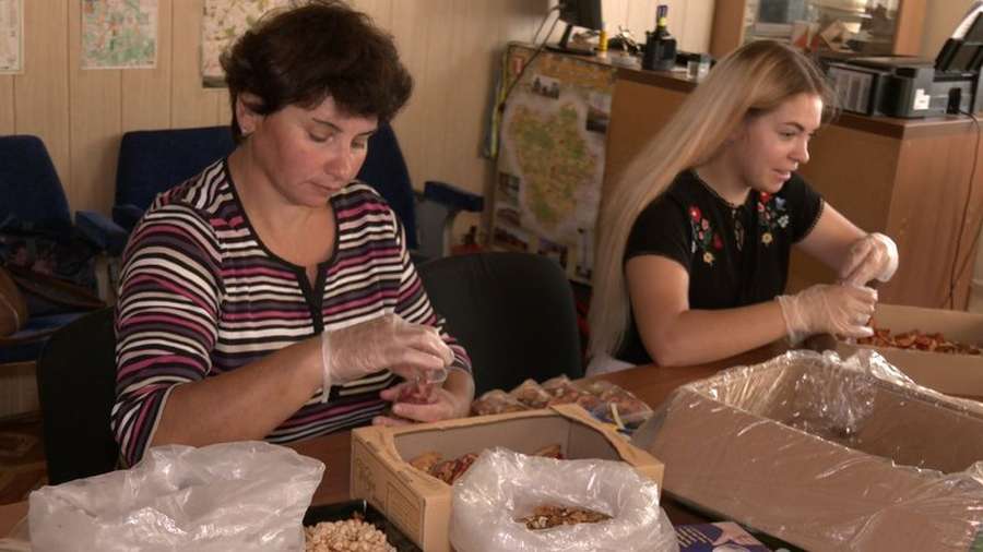 Волонтери з Волині виготовили понад 42 тисячі коробок сухпайків для захисників (фото, відео)