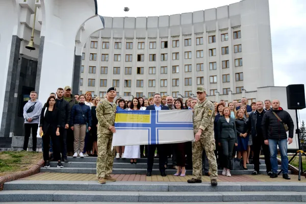 У Луцьку спустили прапор підтримки полонених моряків та передадуть в музей (фото)