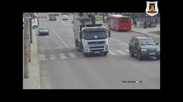 У Луцьку сміттєвоз обірвав тролейбусну лінію: як це сталося (відео)