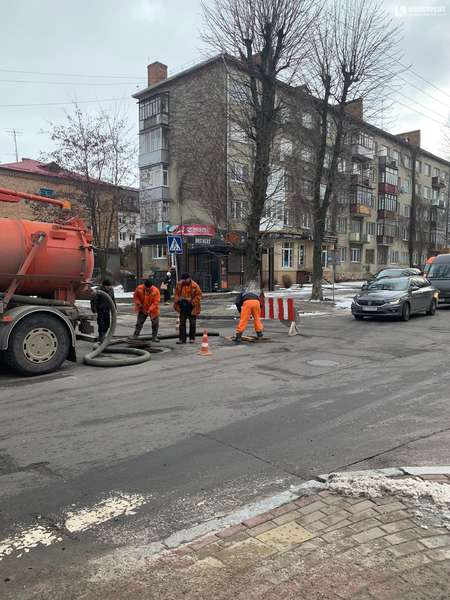 У центрі Луцька комунальники перегородили дорогу: ремонтують люки (фото)