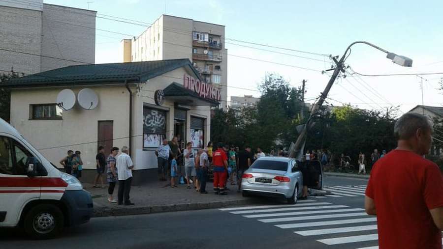 ДТП у Луцьку: автівка вилетіла на тротуар і знесла електричну опору (фото)