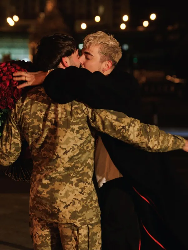 «Я сказав «так»: співак Melovin заручився із парамедиком ЗСУ (фото)
