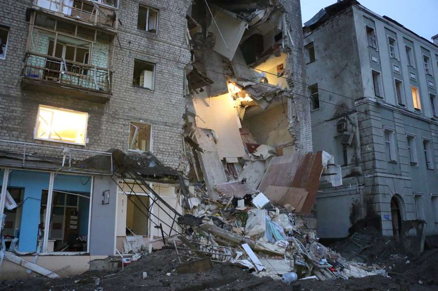 Вночі ворожа ракета влучила в багатоповерхівку в центрі Харкова (оновлено, відео)