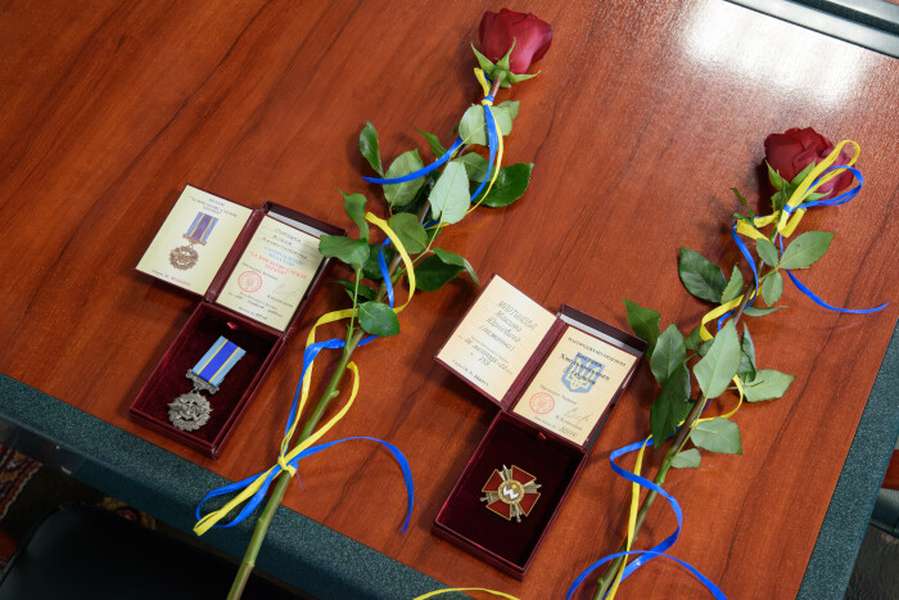 Рідним загиблих бійців з Луцька передали їхні нагороди (фото)