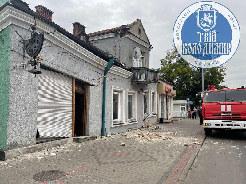 У Володимирі-Волинському обвалилася двоповерхова будівля в центрі міста (фото, відео)