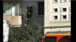 На Собороності у Луцьку горить будинок: на місці працюють рятувальники (відео)