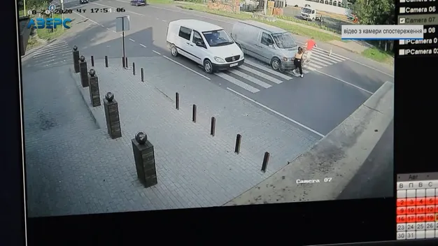 Дівчину відкинуло на кілька метрів: показали відео аварії у Рованцях