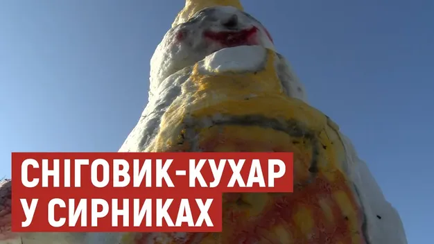 Вищий за зупинку: в громаді під Луцьком зліпили сніговика-кухаря (відео)