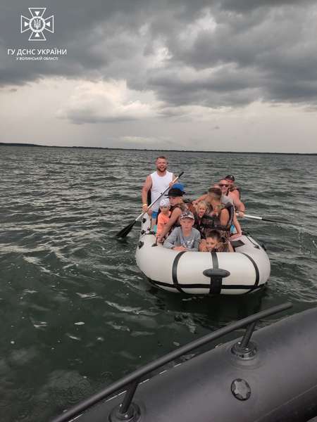 Наймолодшій – 2,5 роки: через негоду на Світязі човен з дітьми віднесло на середину озера (фото)