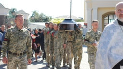 Знову похорон: Луцьк попрощався із загиблим захисником Віталієм Степанишеним (фото, відео)