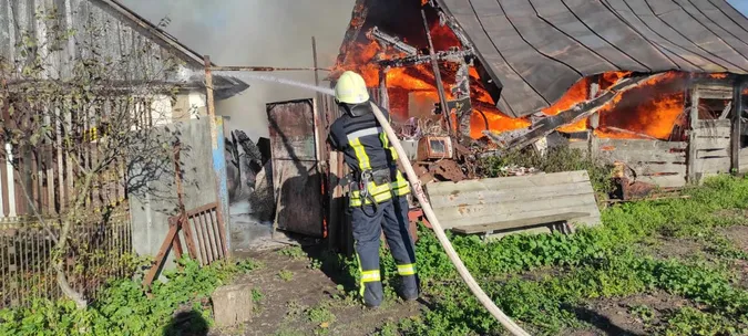 Вогонь охопив дві будівлі: у Луцькому районі гасили масштабну пожежу (фото)