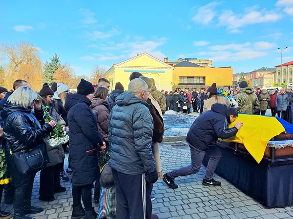 Мріяв показати доньці мирний Київ: у Ковелі поховали Героя Василя Оришкевича (фото)