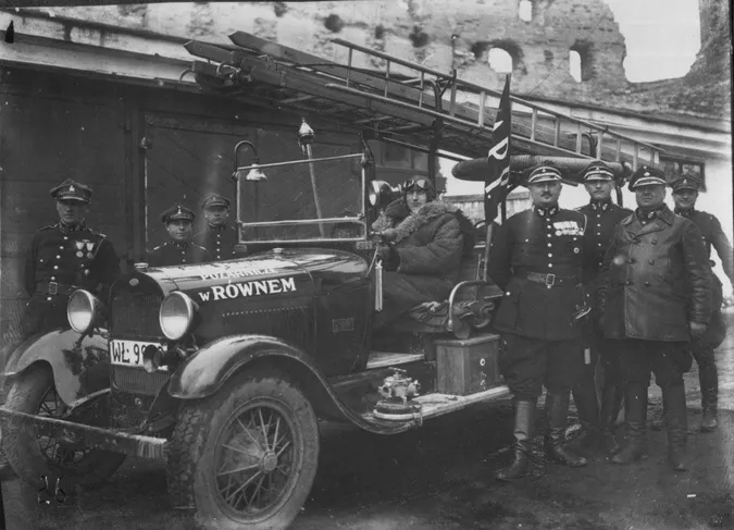 У Луцьку показали архівні знімки міської команди пожежників 1930-х років (фото)