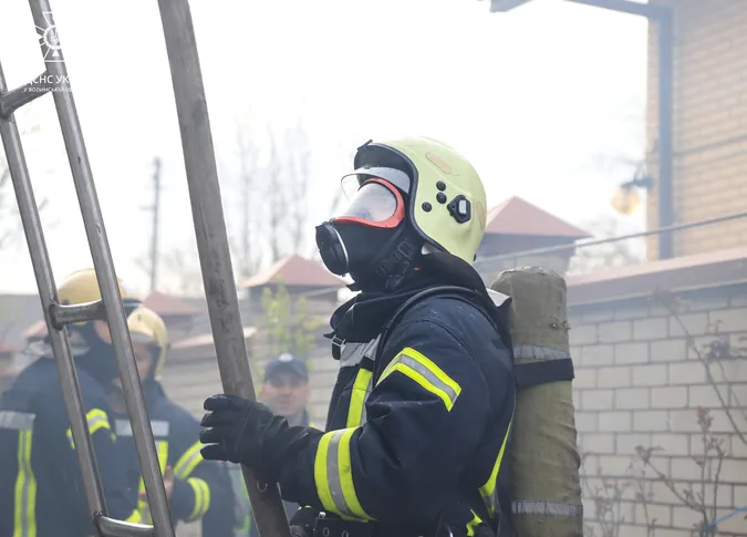 У Луцьку горів дах житлового будинку (фото, відео)